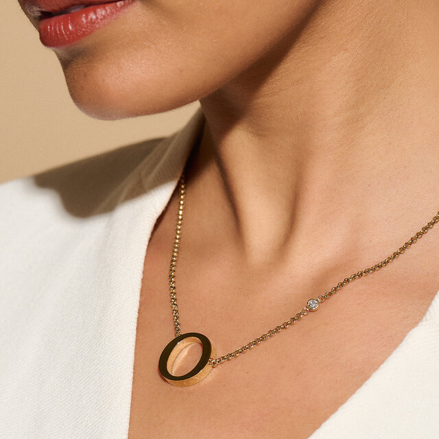O Gold Pendant Necklace