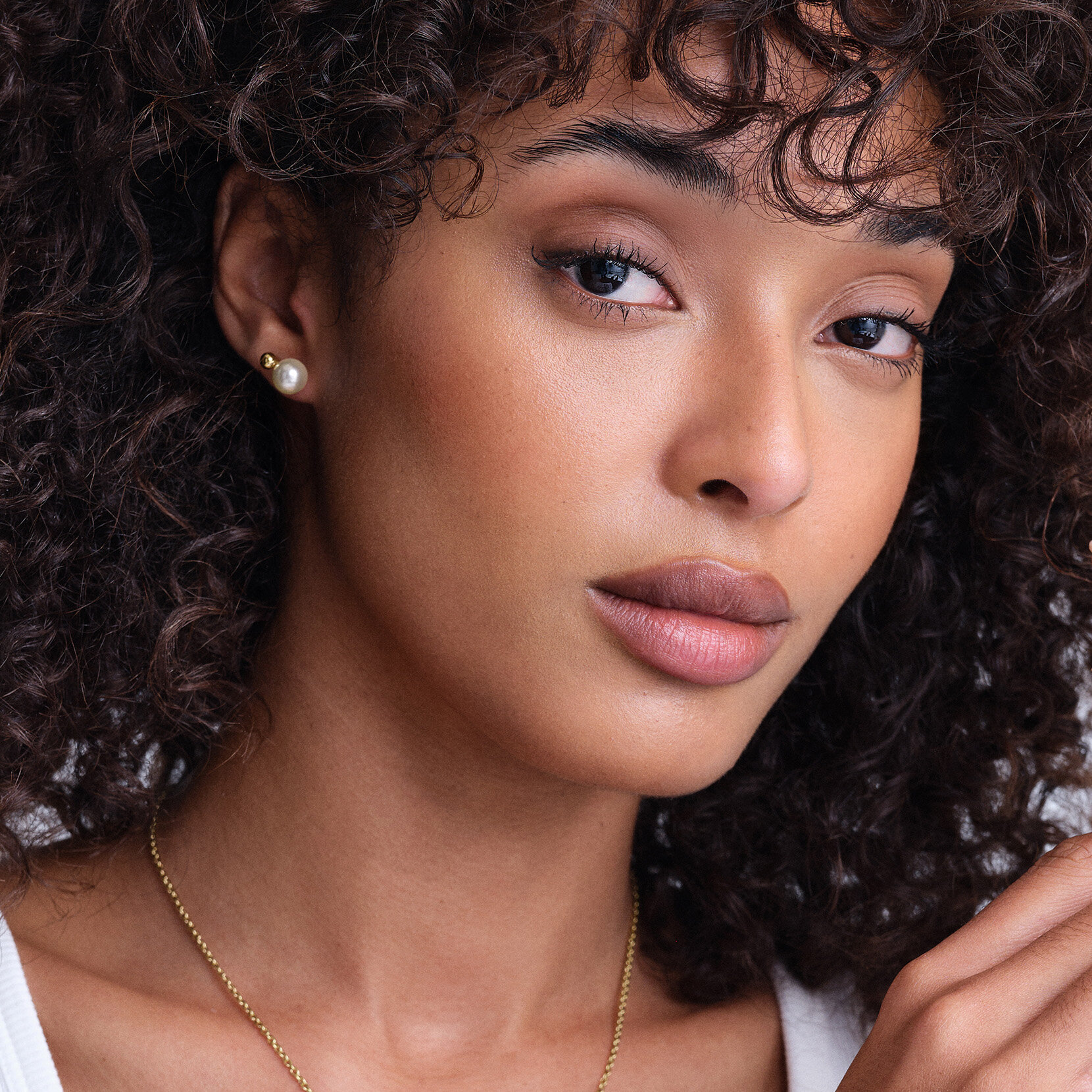 Boucles d'oreilles Modern en plaqu&eacute; or avec perles cr&egrave;me