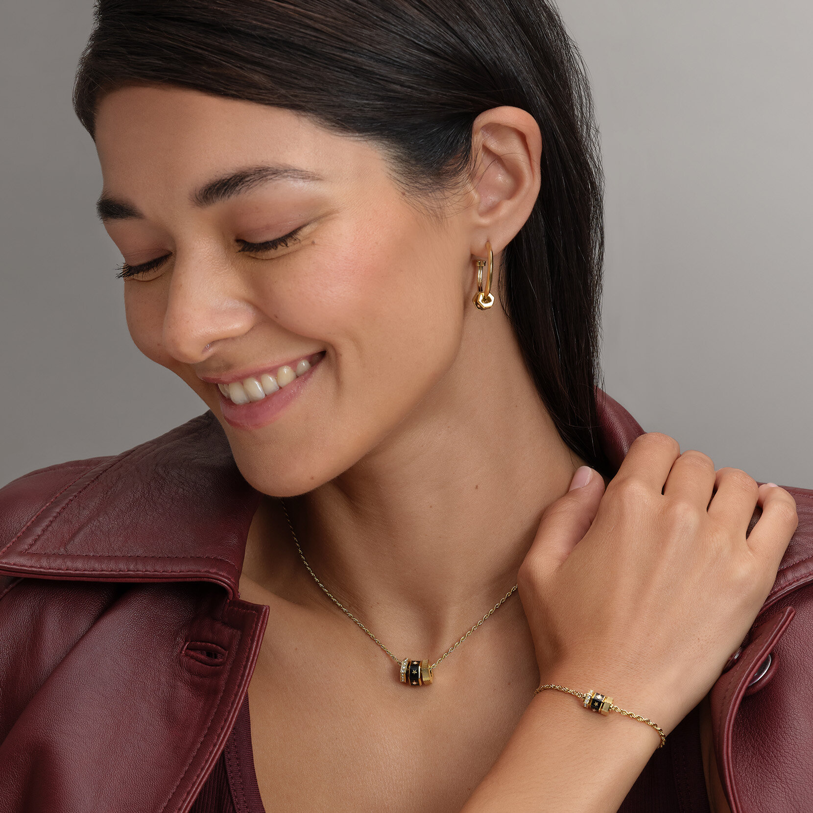 Boucles d'Oreilles Créoles Bead Charm Noir et Plaqué Or