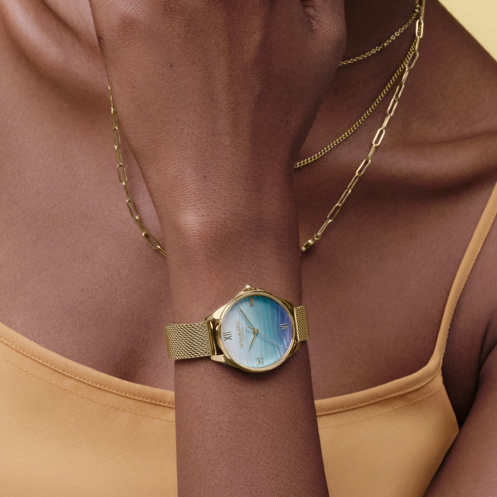 Montre &agrave; mailles dor&eacute;es et bleu azur 30 mm