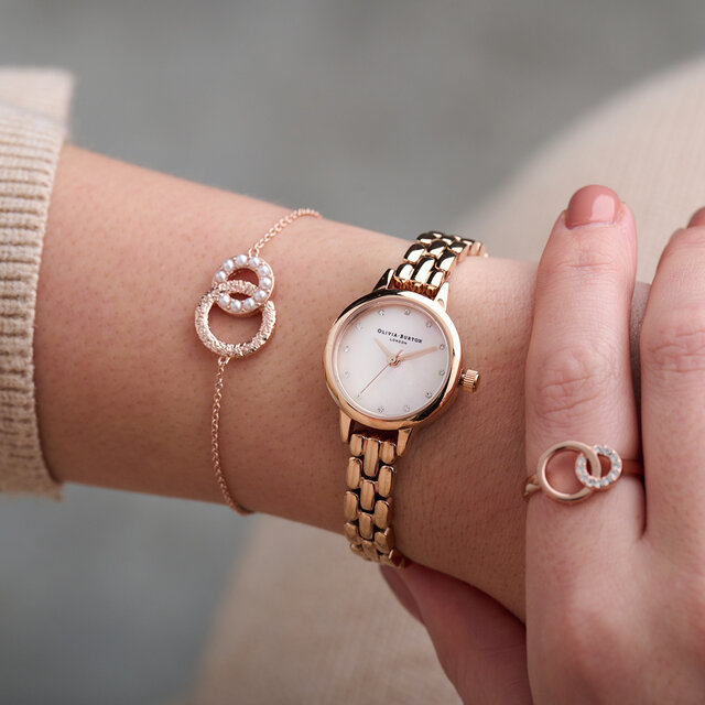 Montre Classic à mini cadran, nacre blanc poudré et bracelet or rose