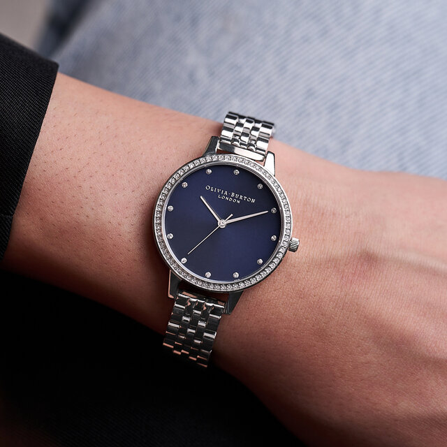 Montre Classic Sparkle Bezel à cadran Demi et bracelet bleu nuit et argent