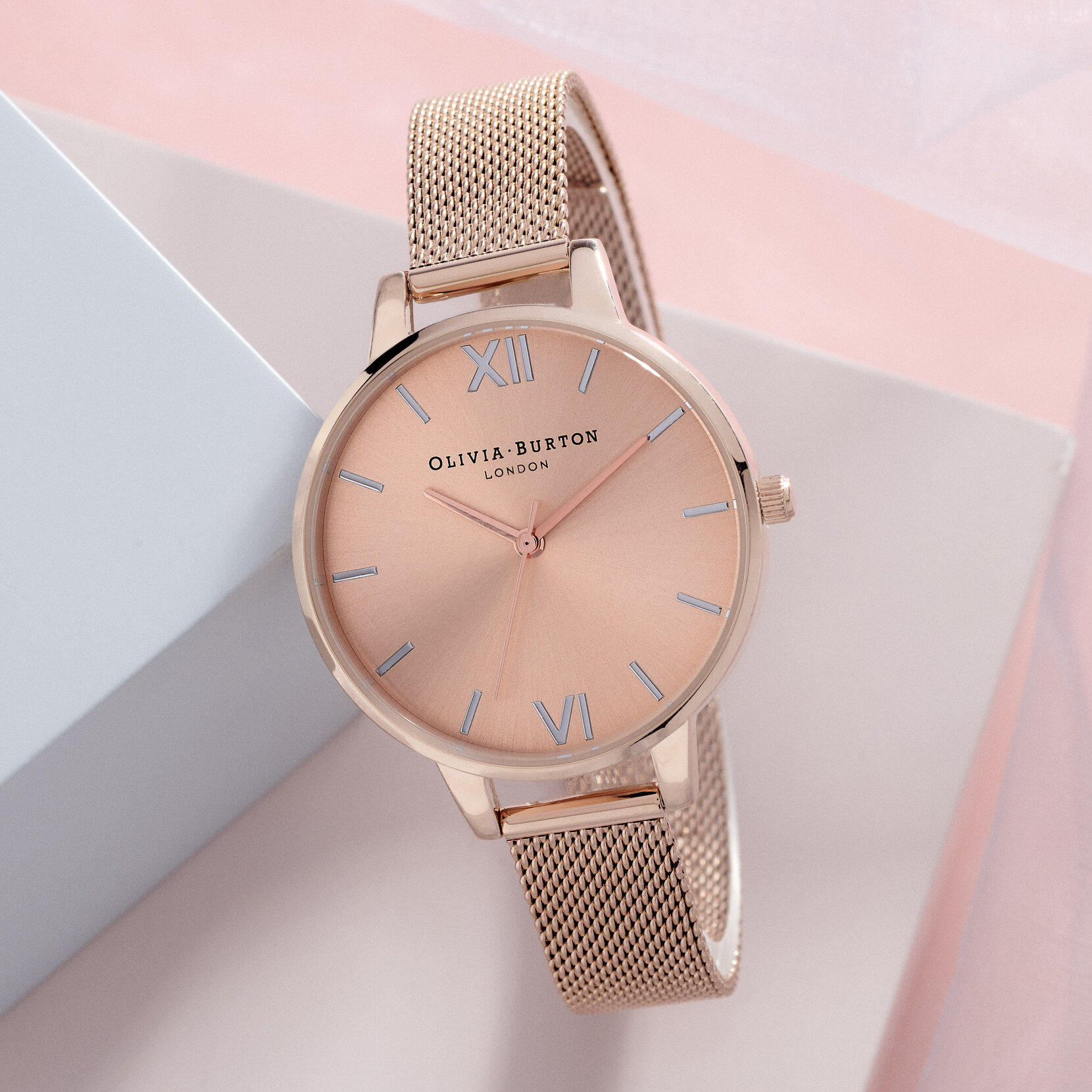 Montre en maille en or rose pâle à cadran demi et à boîtier mince