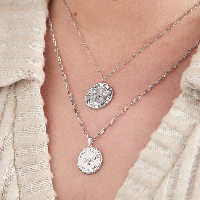 Collier pendentif charme au motif d'abeille en argent serti de pierres