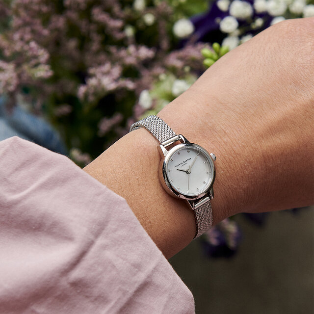 Montre à cadran Mini nacre blanche, index scintillants et maille milanaise bouclée argent