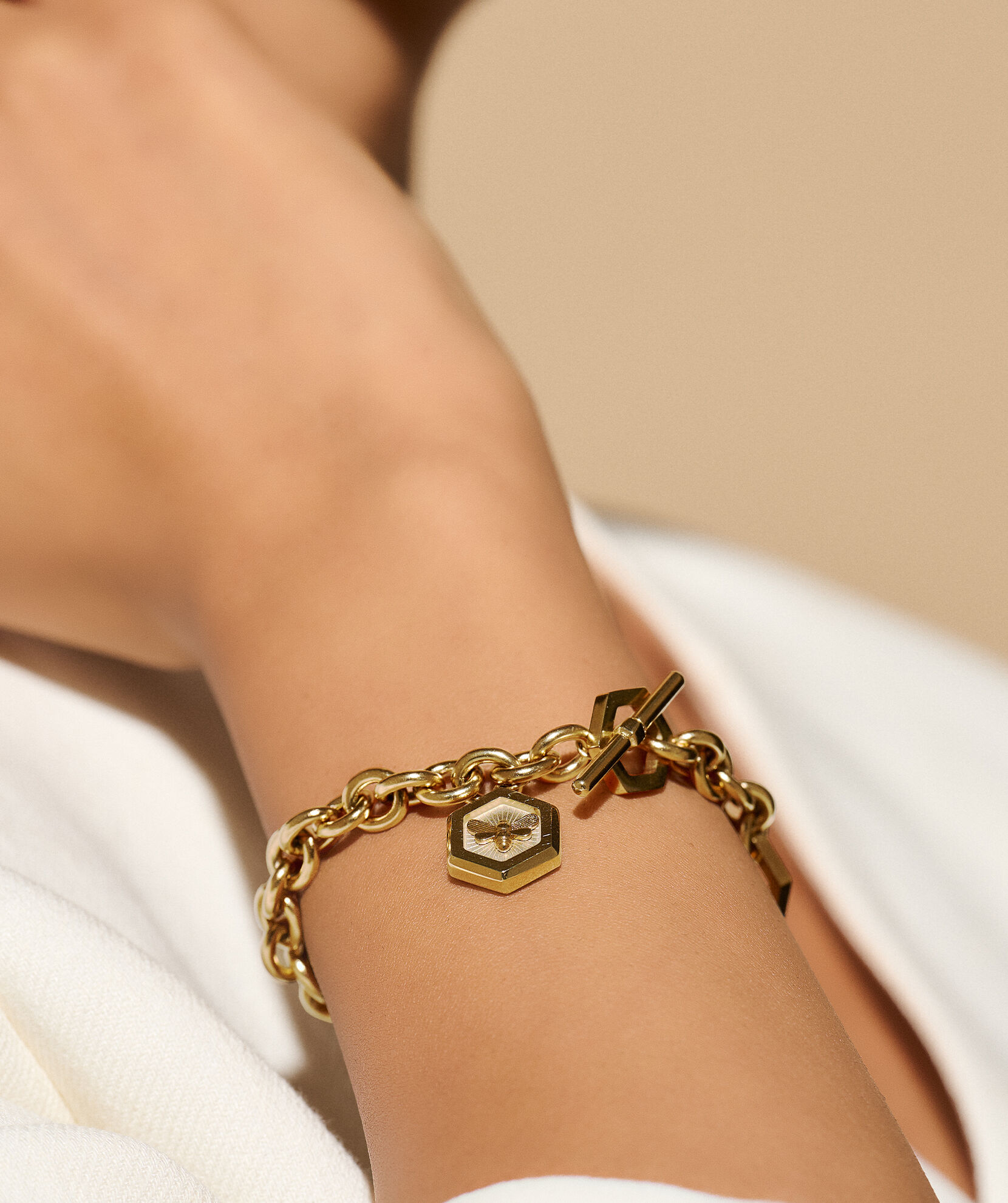 Toggle bracelet top
