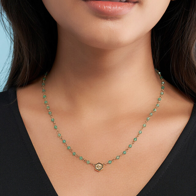 Collier Perlé Vert & Plaqué Or avec Charm Abeille Minima
